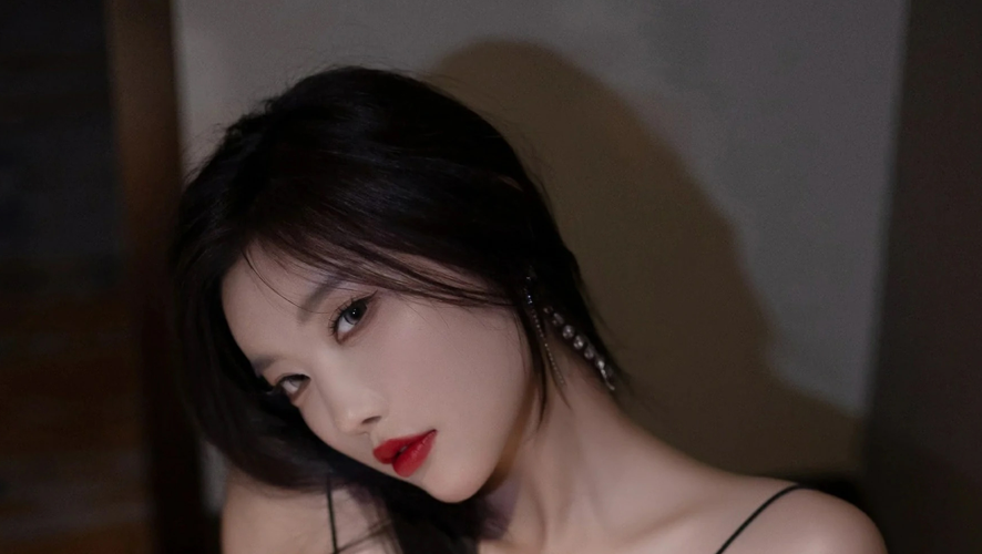 杨晨晨Yome cos黑色吊带+黑色呢子衣+红色蕾丝裙写真