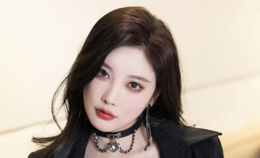 杨晨晨Yome cos黑色吊带+黑色呢子衣+红色蕾丝裙写真