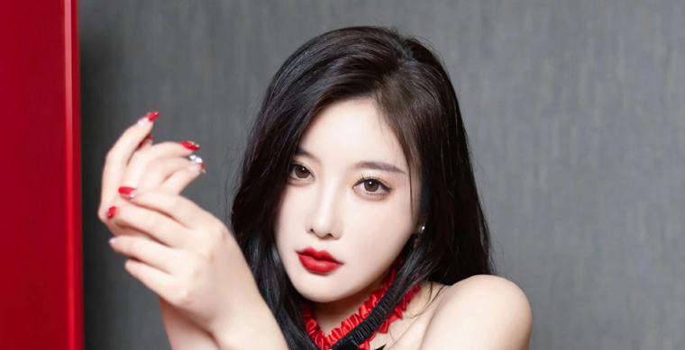 杨晨晨Yome cos黑色吊带+黑色呢子衣+红色蕾丝裙写真